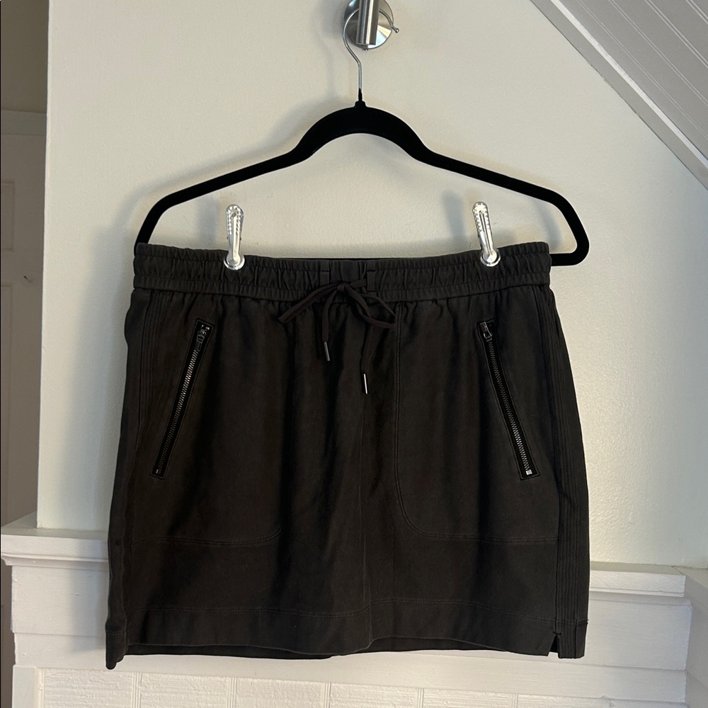 Athleta Dark Gray Skirt size women’s 8, great condition
